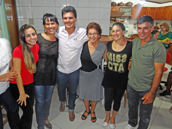 Beto da Betel comemora aniversrio com famlias e irmos da igreja Quadrangular.