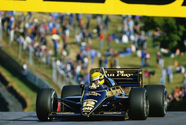 Lotus 1985 de Senna vai  pista em mola e encerra tributo