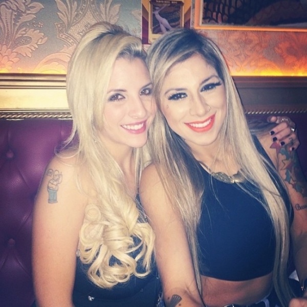 Ex-BBBs Clara e Vanessa saem para jantar