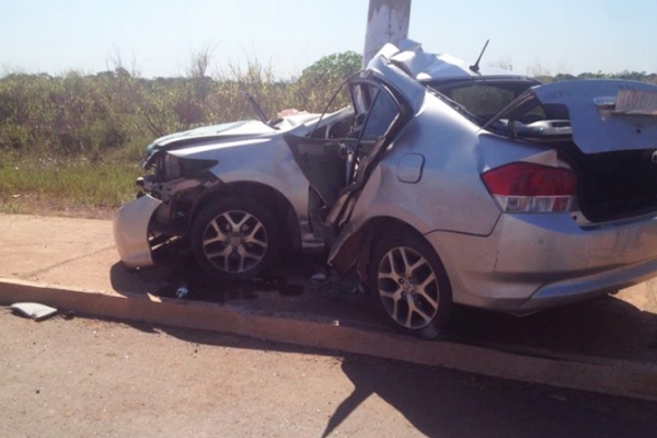 Mulher morre aps carro bater poste na Estrada da Guarita