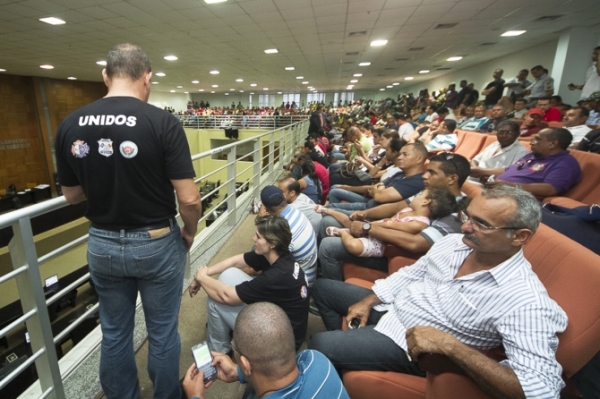 Militares e bombeiros ameaam com greve durante Copa