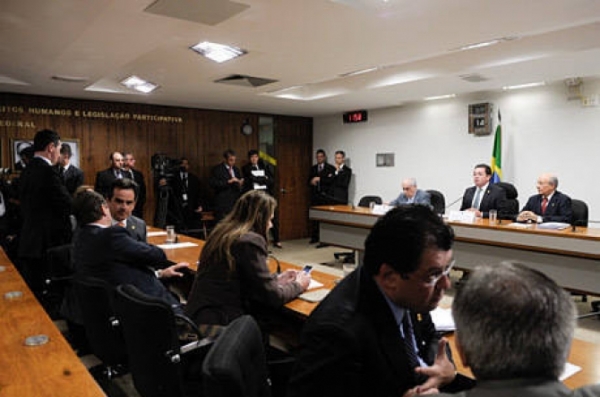 CPI da Petrobras no Senado aprova 74 requerimentos, mas nega convocao de Lula