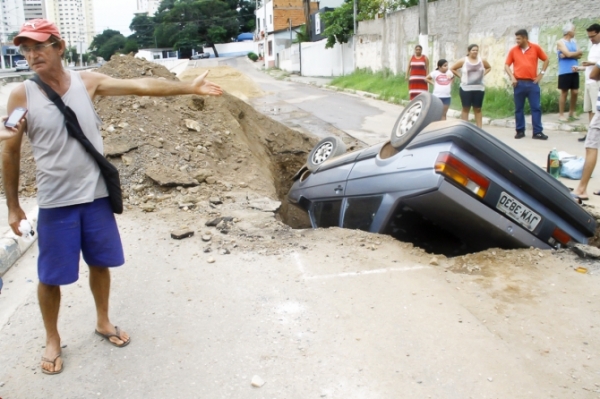 Carro cai em buraco aberto por empreiteira na Av. 8 de Abril