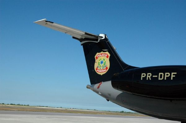 Riva e Eder so escoltados por dezenas de agentes e seguem em avio da PF para Braslia