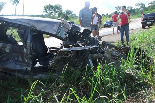 Motorista morre aps rodar e bater de frente com carreta na BR 163