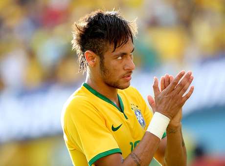 De fominha a showman em 1min, Neymar incendeia Serra Dourada