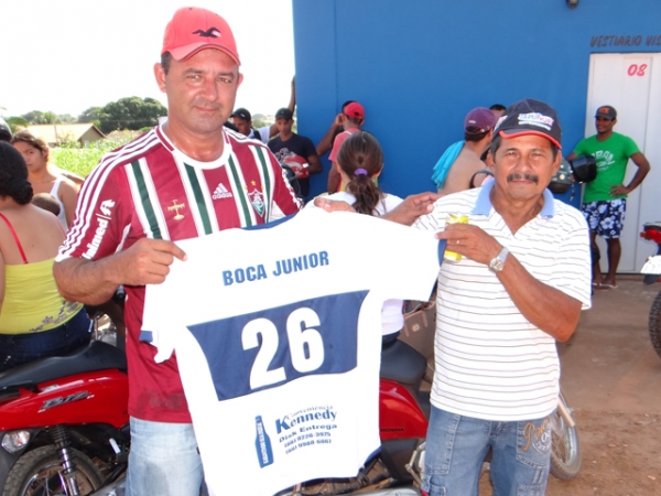 Presidente Lourival Rocha recebe camisa do Clube Atltico Boca Junior.