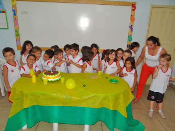 Heitor comemora 06 anos com amiguinhos da escola.