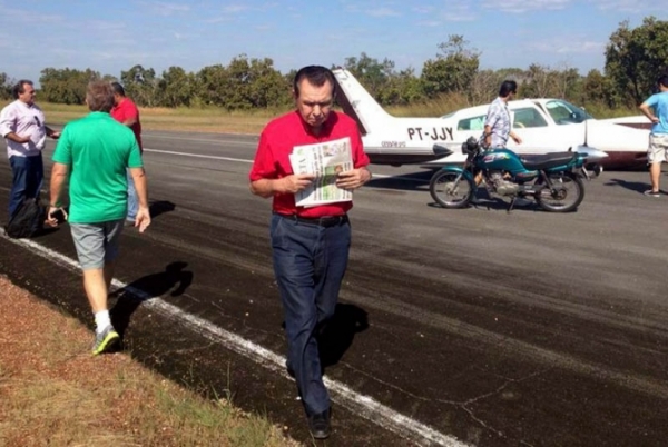 Avio com o deputado federal Carlos Bezerra e o ex-secretrio de Estado Francisco Faiad, faz pouso de emergncia