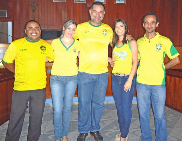 Servidores da Cmara de Juara prontos para torcer pelo Brasil uniformizados.