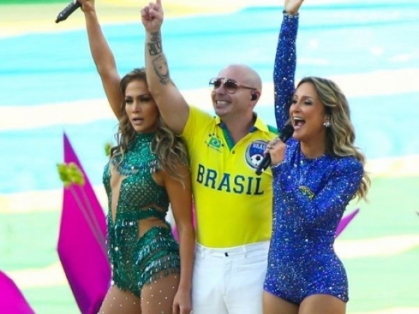 Delay compromete apresentao de Claudia Leitte, JLo e Pitbull