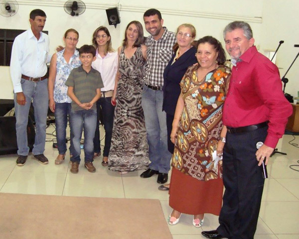 Osmar Diniz de Oliveira e Vanda Rosa oficializaram noivado nesse domingo, 15 de junho.