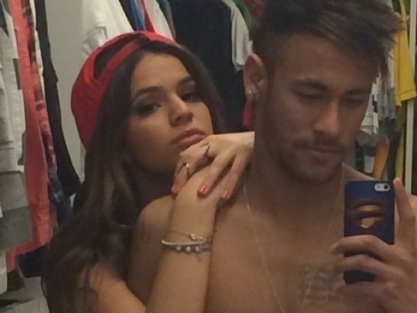 Neymar e Marquezine passam dia de folga em hotel de luxo