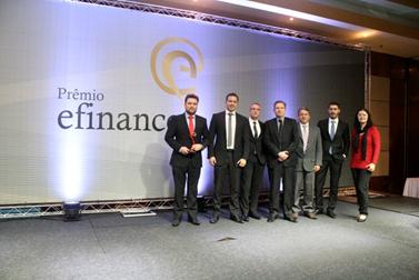 Sicredi recebe o Prmio efinance 2014