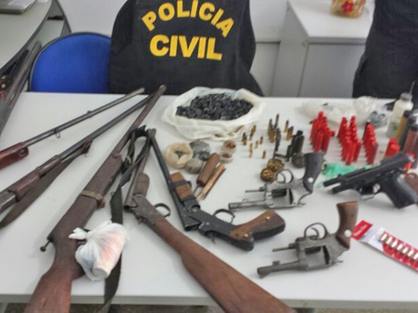 Polcia Civil prende seis com arsenal de armas em Comodoro 