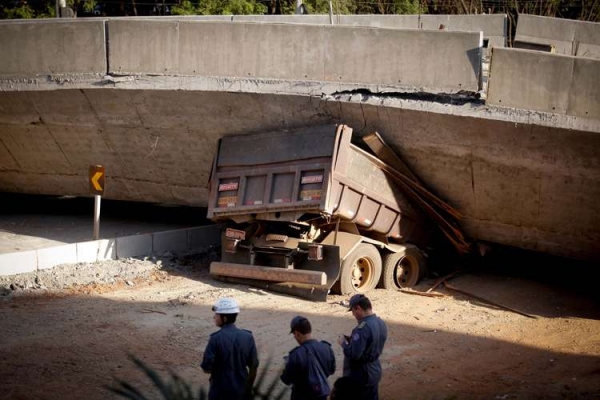 Viaduto cai sobre veculos e deixa ao menos dois mortos