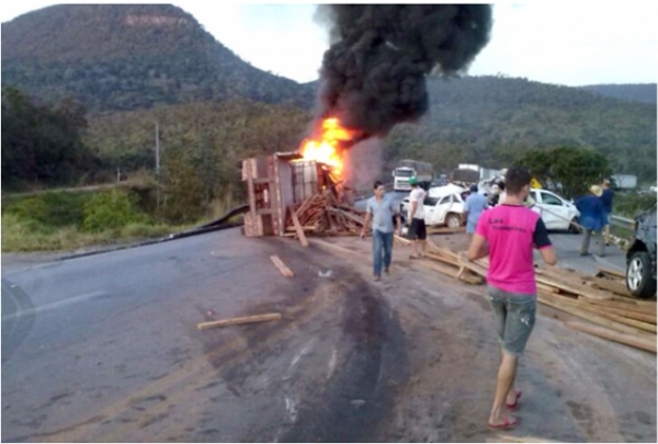 Carreta bate e mata quatro em serra de Cceres