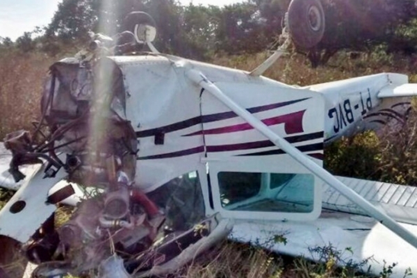 Acidente com avio de pequeno porte deixa quatro feridos