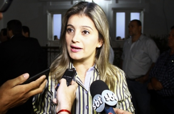 Luciane Bezerra articula recursos para Escola Estadual de Cotriguau