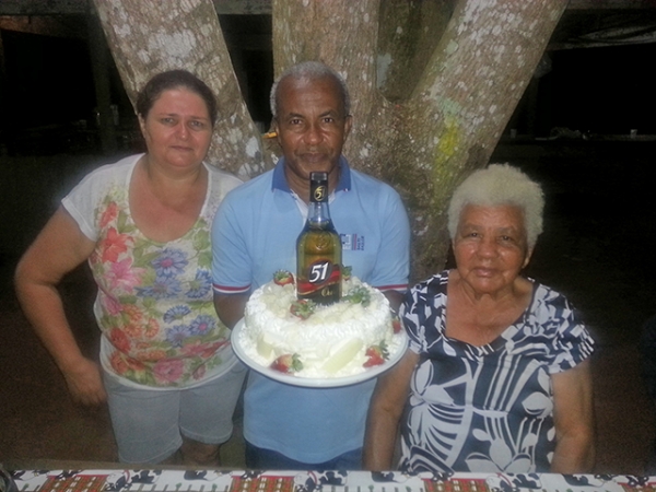 Professor Hlio Casto comemora 51 anos com uma boa ideia na mo e jantar com amigos.