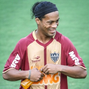 Ronaldinho diz que definir futuro na prxima semana, mas descarta parar