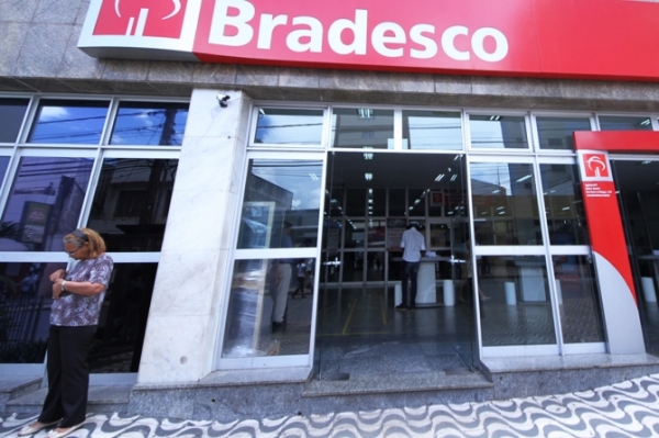 Juiz condena banco a indenizar cliente em R$ 30 mil