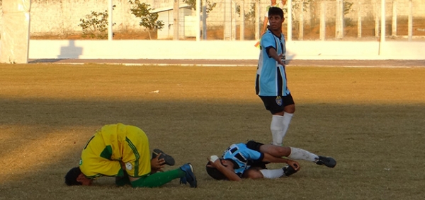 Jogador do Remo fica em posio de coma no jogo da final do campeonato.