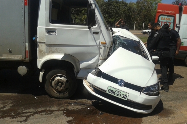 Motorista perde controle e bate em caminho em Cuiab