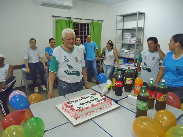 Homem de 83 anos recebe bolo de aniversrio e parabns na sala de aula.