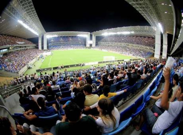 Corintianos tentam invadir vestirio aps derrota no MT