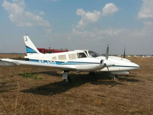 Bimotor clonado faz pouso forado em rea de lavoura aps apresentar problemas