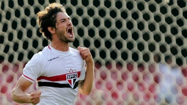  So Paulo no descarta tentar a compra de Alexandre Pato no incio de 2015