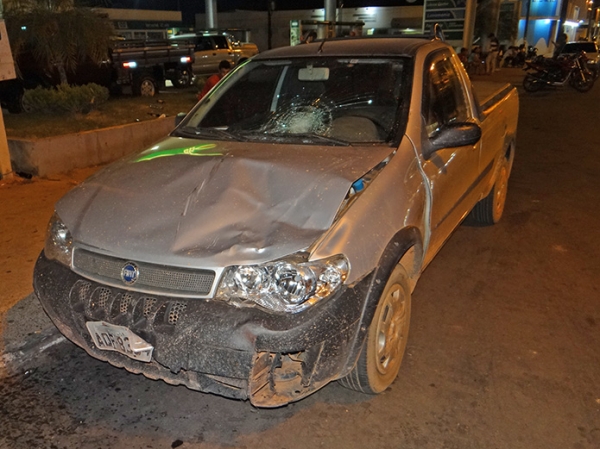 Acidente em moto e Fiat Strada deixa funcionrio de banco com duas fraturas na perna.