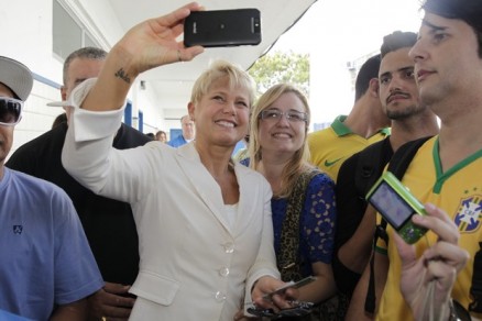 Apresentadora Xuxa  cercada por fs em zona eleitoral no Rio