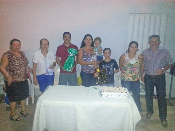 Aniversariantes de outubro so homenageados em Clula da Igreja do Evangelho Quadrangular.