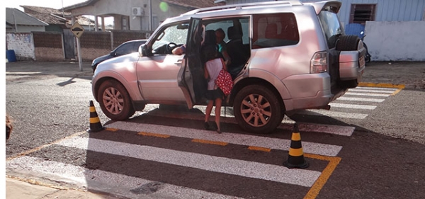 Vejam o mau exemplo de um avô em frente ao CEM.