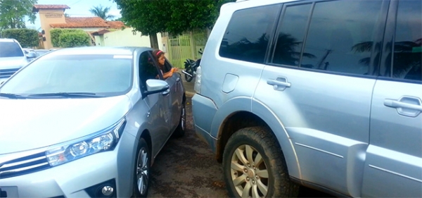 Com tantas barbeiragens acontece a primeira batida em frente ao CEM.