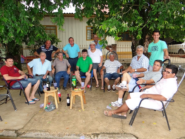 Escritrio que s abre aos domingos comemora 14 anos com churrasco.