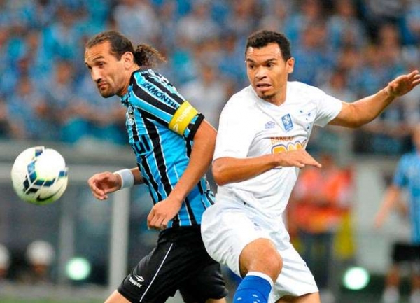 Cruzeiro barra Grmio, vira na Arena e pode ser campeo no domingo