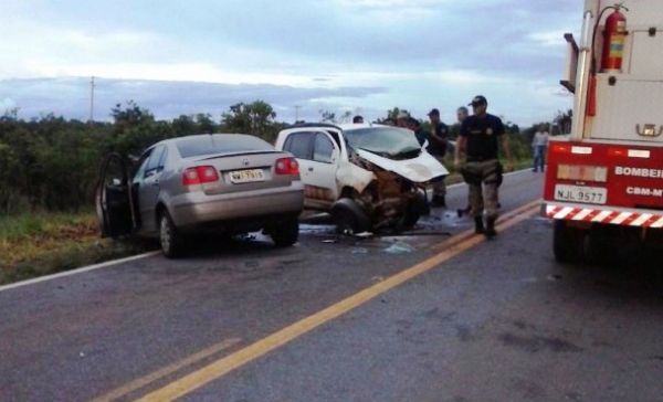 Jovem morre e casal fica ferido aps coliso frontal entre dois automveis