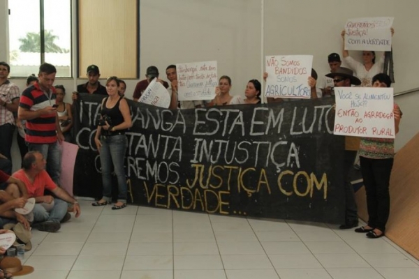 Manifestantes assinam ato de repdio contra operao da PF