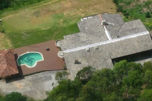 Dono de piscina com sustica j teve objetos nazistas apreendidos e deu ao filho o nome de Adolf