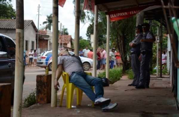 Em Rondonpolis homem leva 7 tiros e morre sentado na cadeira de bar.