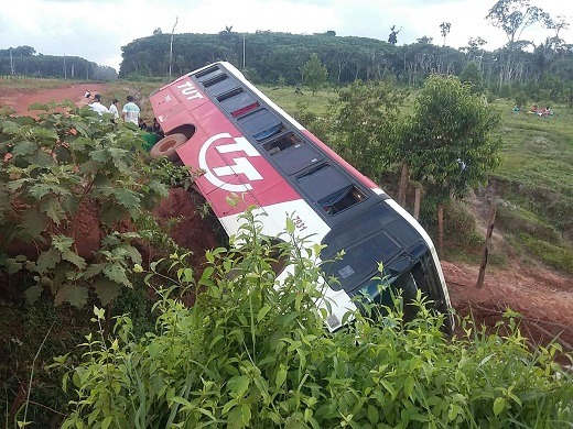 Buraco na pista provoca acidente com nibus em Aripuan e deixa vrios feridos.