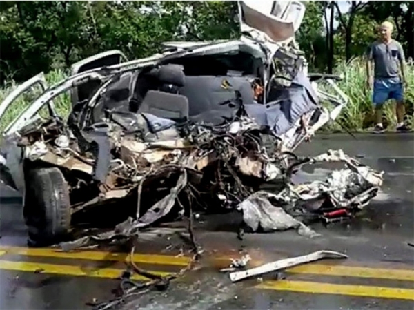 Acidente entre nibus e Gol deixa dois mortos na BR-070