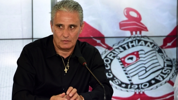 Com reservas bem, Tite espera hora de 'dar remdio' ao 'doente' time titular