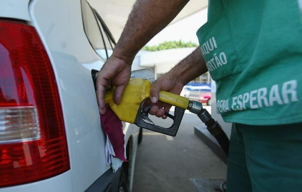 Gasolina fica R$ 0,22 mais cara neste domingo