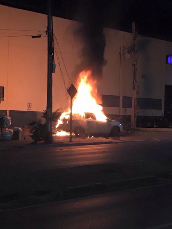 Carro pega fogo aps bater em poste na Miguel Sutil em Cuiab