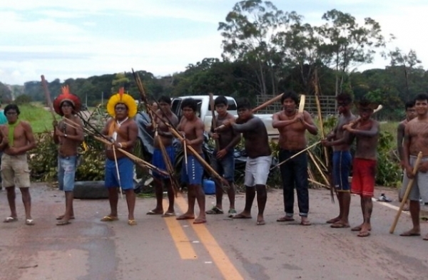 Caminhoneiros se revoltam e trancam desvio prximo da BR-163 onde ndios fazem bloqueio