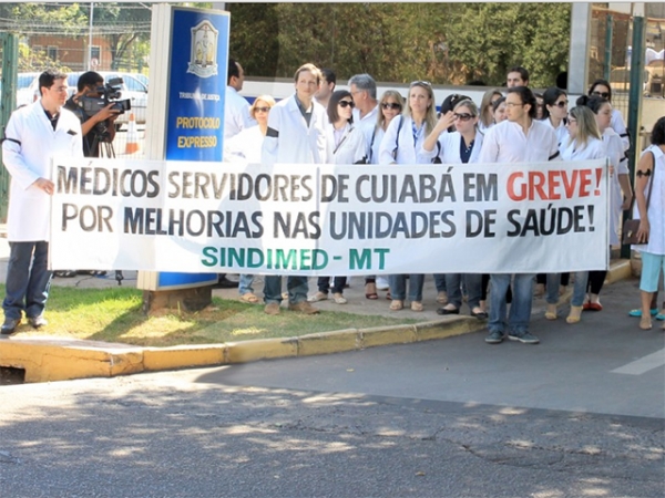 Mdicos fazem protesto e acenam para greve geral em Cuiab